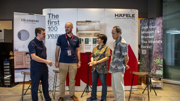 Julien Malaisé - Country Director TIKAMOON Indonesia, David Lorenzo - Managing Director - HAFELE Indonesia sedang berdiskusi bersama dengan Indra Setia Dewi - Manager Marketing Communications FSC Indonesia dan Hartono Prabowo - Technical Director FSC Indonesia dalam acara peluncuran ISFDC Pertama di Indonesia Dengan Hadiah Utama Terbesar Untuk Kontes Furnitur Design di Indonesia yang bertempat di Showroom Hafele - BSD Tangerang Selatan