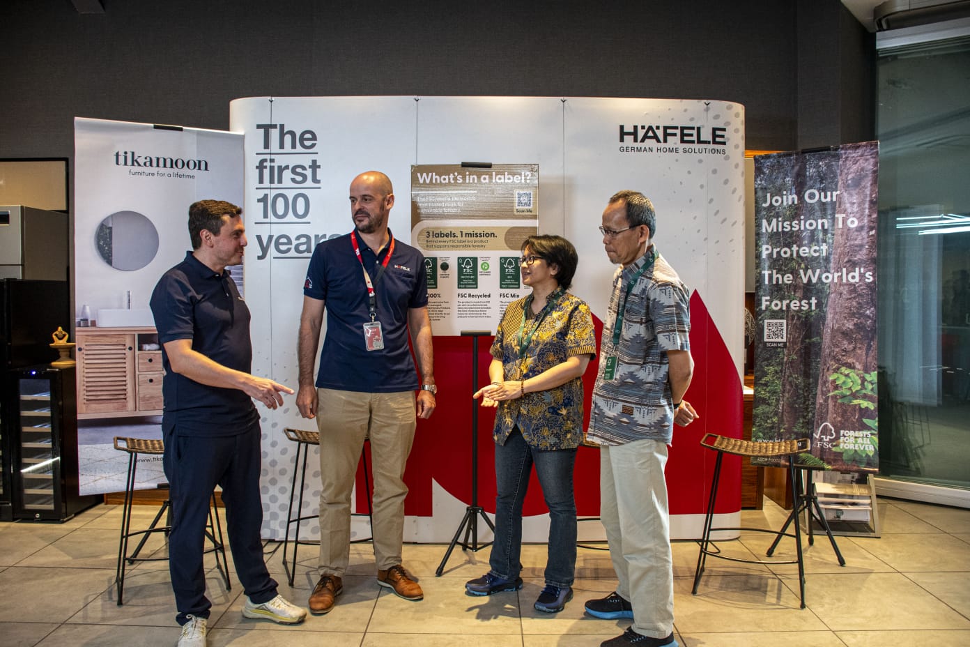 Julien Malaisé - Country Director TIKAMOON Indonesia, David Lorenzo - Managing Director - HAFELE Indonesia sedang berdiskusi bersama dengan Indra Setia Dewi - Manager Marketing Communications FSC Indonesia dan Hartono Prabowo - Technical Director FSC Indonesia dalam acara peluncuran ISFDC Pertama di Indonesia Dengan Hadiah Utama Terbesar Untuk Kontes Furnitur Design di Indonesia yang bertempat di Showroom Hafele - BSD Tangerang Selatan