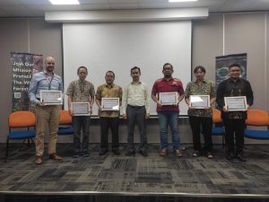 David Lorenzo - Managing Director HAFELE Indotama, Hartono Prabowo - Technical Director FSC Indonesia, Prof. Dr. Ir. Naresworo Nugroho, MS - Dekan Fakultas Kehutanan dan Lingkungan IPB University, Simon Petrus H S - Project Specifier Head Sampoerna Kayu dan Oktavianus Marti Nangoy, S.Sn., M.Ds - Himpunan Desainer Mebel Indonesia dan Dosen PRADITA University, Isra Ruddin - Direktur Utama IRCOMM Norton Capital,  sedang foto bersama dengan setelah sesi Seminar Kolaborasi Edukasi HDMI, FSC® dan PRADITA University Kenalkan Material Kayu Berkelanjutan Sebagai Solusi Iklim Bagi Desain Furnitur berlangsung dan menerima piagam yang diserahkan oleh Boike Janus Anshory, S.Sn., M.Ds - Kepala Program Studi Desain Interior PRADITA University.