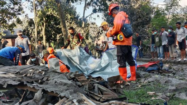 Petugas SAR gabungan mengevakuasi korban terdampak erupsi Gunung Lewotobi Laki-Laki di Kabupaten Flores Timur, Nusa Tenggara Timur, Senin (4/11/2024). Foto: Pemerintah Desa Klatanto/HO/ANTARA FOTO
