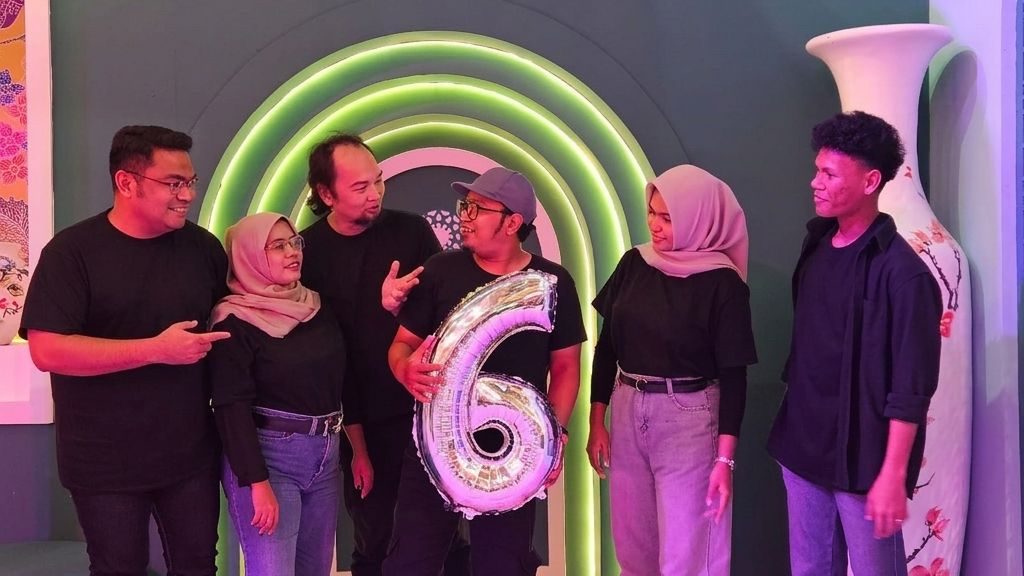 Jajaran manajemen JQ Composey berfoto bersama dalam rangka perayaan 6th Anniversary JQ Composey sekaligus peluncuran program “Cover To Win! 2026”, sebuah kompetisi cover lagu yang ditujukan untuk mendukung dan mengembangkan talenta kreator digital Indonesia. Tampak dalam foto (dari kiri ke kanan): Isra Ruddin (CEO JQ Composey), Satria Pinandita (Managing Director), Sunu Prasasti Aji (A&R Director), Safira Eka Diandra (Head of Social Media & Digital Promotion), Muh Haikal Aslan (Head of Business Development & Digital Partnership), dan Marlina Irawati (Head of Business Operation & Partnership) saat menghadiri acara gathering yang diselenggarakan di Grand Indonesia, Jakarta.