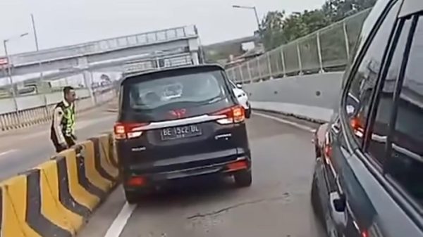 Mobil Masuk Jalur Berlawanan di GT Ciledug, Nyaris Tabrakan Diduga Akibat Ikuti Google Maps Mobil Masuk Jalur Berlawanan di GT Ciledug, Nyaris Tabrakan Diduga Akibat Ikuti Google Maps