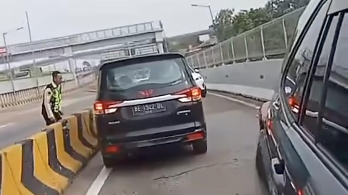 Mobil Masuk Jalur Berlawanan di GT Ciledug, Nyaris Tabrakan Diduga Akibat Ikuti Google Maps