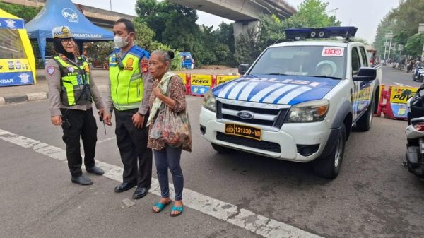 Nenek Asal Brebes Kebingungan Mencari Keluarga di Jakarta Barat, Polisi Bantu Pulangkan Nenek Asal Brebes Kebingungan Mencari Keluarga di Jakarta Barat, Polisi Bantu Pulangkan