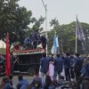 Massa Unjuk Rasa Sampaikan Tuntutan di Kawasan Patung Kuda