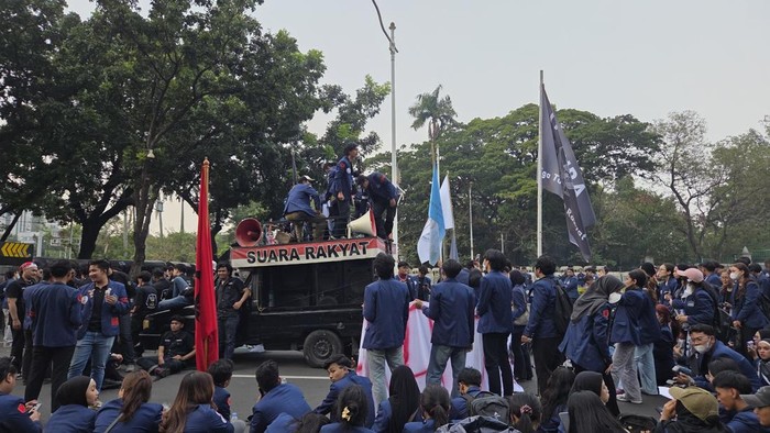 Massa Unjuk Rasa Sampaikan Tuntutan di Kawasan Patung Kuda