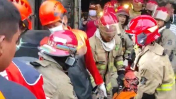 Remaja 16 Tahun di Surabaya Tewas di Depan Pintu Usai Berusaha Menyelamatkan Keluarganya dari Kebakaran Remaja 16 Tahun di Surabaya Tewas di Depan Pintu Usai Berusaha Menyelamatkan Keluarganya dari Kebakaran