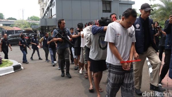 Tawuran Empat Gangster di Jakarta Barat Berujung Maut, Dipicu Tantangan di Medsos Tawuran Empat Gangster di Jakarta Barat Berujung Maut, Dipicu Tantangan di Medsos