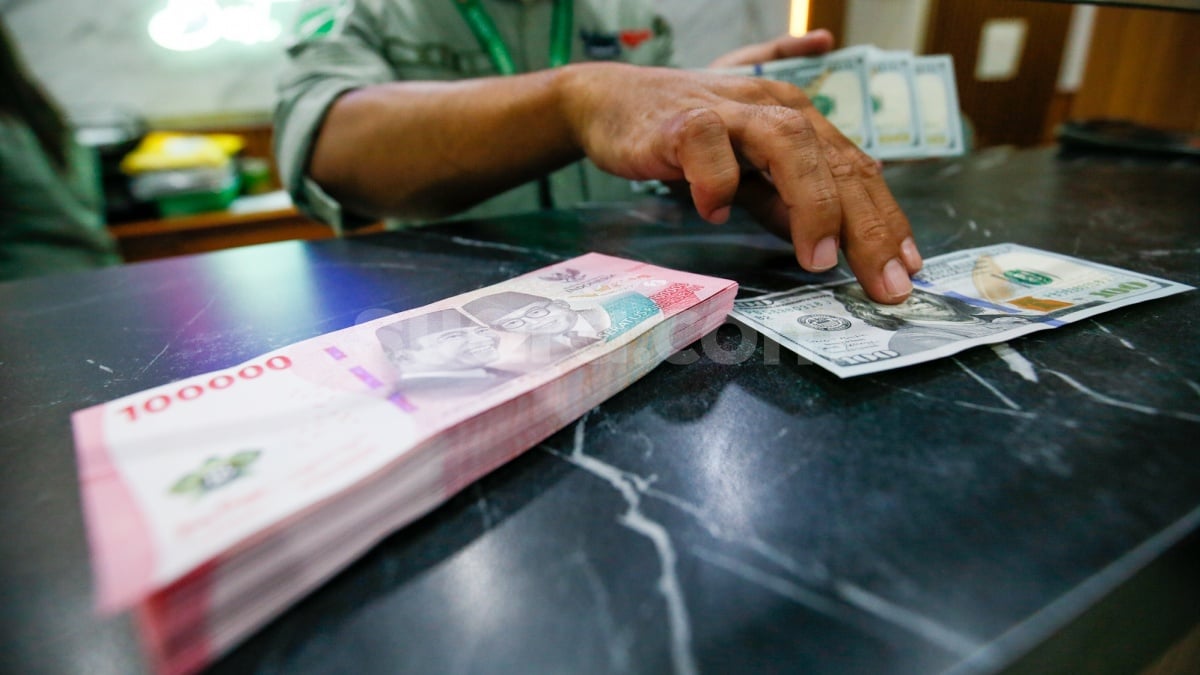 Rupiah Anjlok ke Rp18.135 per Dolar AS, Tekanan Pasar Diprediksi Berlanjut