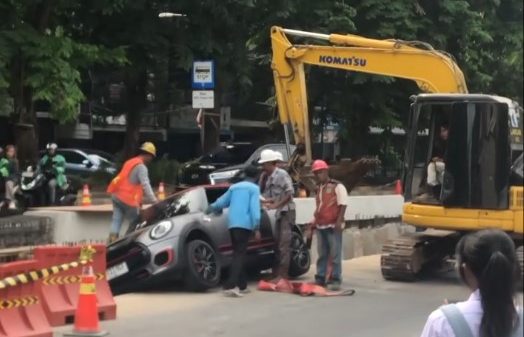 Mini Cooper Terperosok ke Galian Proyek di Jakarta Barat Mini Cooper Terperosok ke Galian Proyek di Jakarta Barat