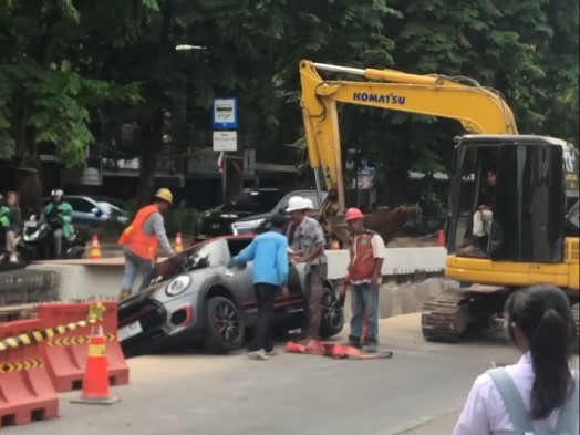 Mini Cooper Terperosok ke Galian Proyek di Jakarta Barat