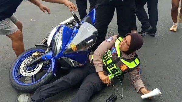 Panik Saat Terjaring Razia Operasi Patuh Semeru, Pelajar di Lumajang Justru Tabrak Polwan Panik Saat Terjaring Razia Operasi Patuh Semeru, Pelajar di Lumajang Justru Tabrak Polwan