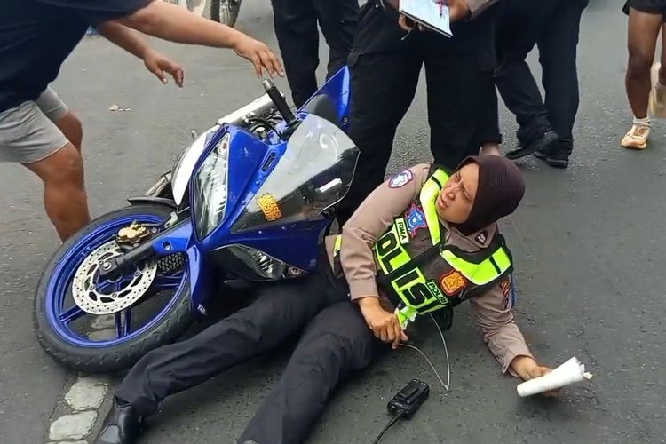 Panik Saat Terjaring Razia Operasi Patuh Semeru, Pelajar di Lumajang Justru Tabrak Polwan