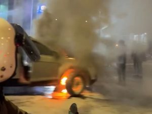 Mobil Terbakar di Dekat Halte TJ Kebon Nanas Cawang Saat Jam Pulang Kerja, Api Berhasil Dipadamkan