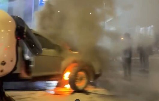 Mobil Terbakar di Dekat Halte TJ Kebon Nanas Cawang Saat Jam Pulang Kerja, Api Berhasil Dipadamkan