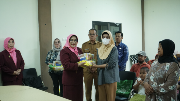 IKATRI DPRD Palembang Salurkan 500 Paket Sembako dan Vitamin untuk Warga Terdampak Kabut Asap Karhutla