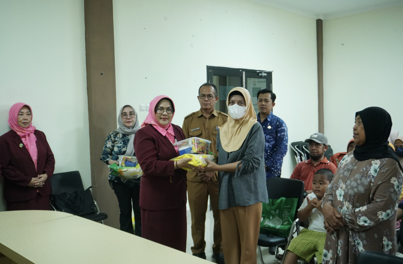 IKATRI DPRD Palembang Salurkan 500 Paket Sembako dan Vitamin untuk Warga Terdampak Kabut Asap Karhutla
