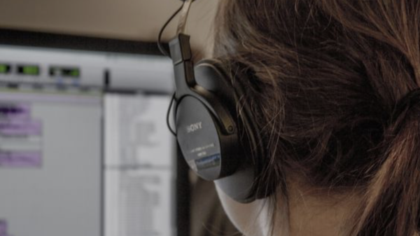 Kebiasaan Gen Z Memakai Headphone Berjam-jam Picu Kekhawatiran, Interaksi Sosial dan Rasa Kesepian Jadi Sorotan