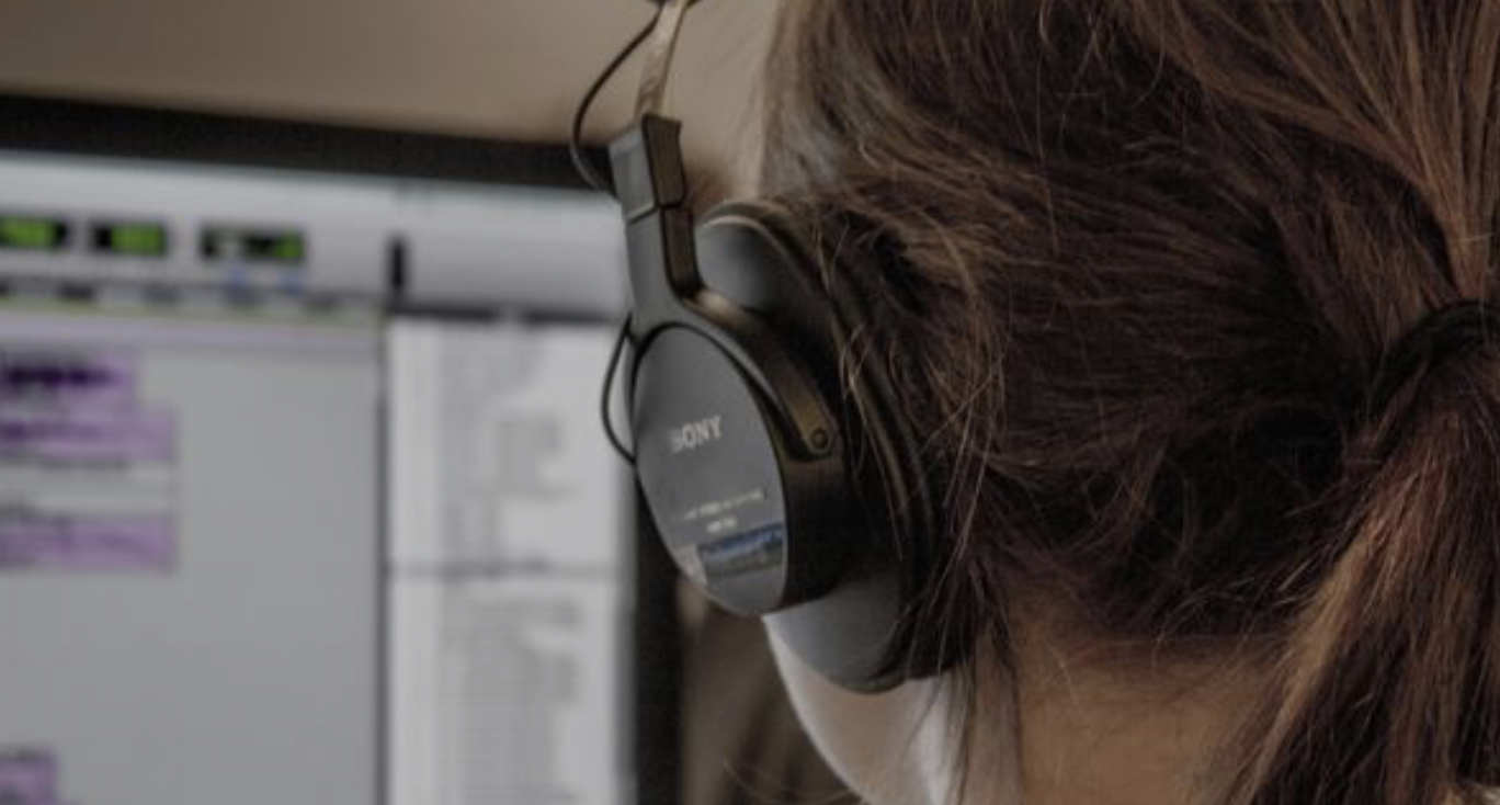 Kebiasaan Gen Z Memakai Headphone Berjam-jam Picu Kekhawatiran, Interaksi Sosial dan Rasa Kesepian Jadi Sorotan