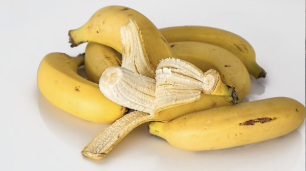 Bukan Sekadar Camilan, Ini Alasan Pisang Selalu Tersedia di Pos Penyegaran Lomba Lari