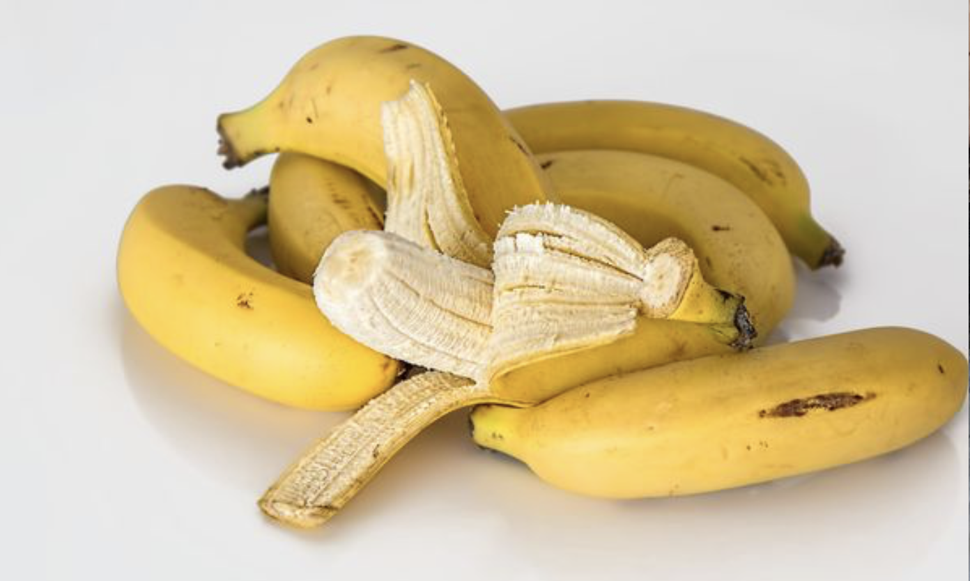 Bukan Sekadar Camilan, Ini Alasan Pisang Selalu Tersedia di Pos Penyegaran Lomba Lari