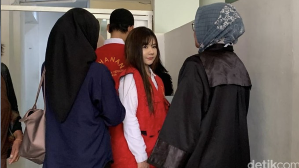 Terdakwa Kasus Tabrak Lari Maut di Surabaya Jalani Sidang Perdana, Jaksa Ajukan Dakwaan Berlapis Terdakwa Kasus Tabrak Lari Maut di Surabaya Jalani Sidang Perdana, Jaksa Ajukan Dakwaan Berlapis