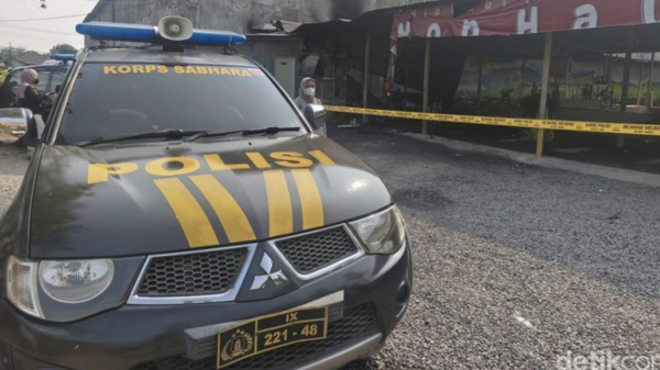 Polisi Amankan 12 Saksi dari Ponpes di Karanganyar, Penyidikan Pembakaran Warung Mi Babi Berlanjut Polisi Amankan 12 Saksi dari Ponpes di Karanganyar, Penyidikan Pembakaran Warung Mi Babi Berlanjut