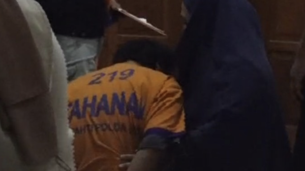 Usai Rekonstruksi Kasus Pembunuhan Ibu dan Anak, Dwi Bagus Bersimpuh di Hadapan Istri Sah