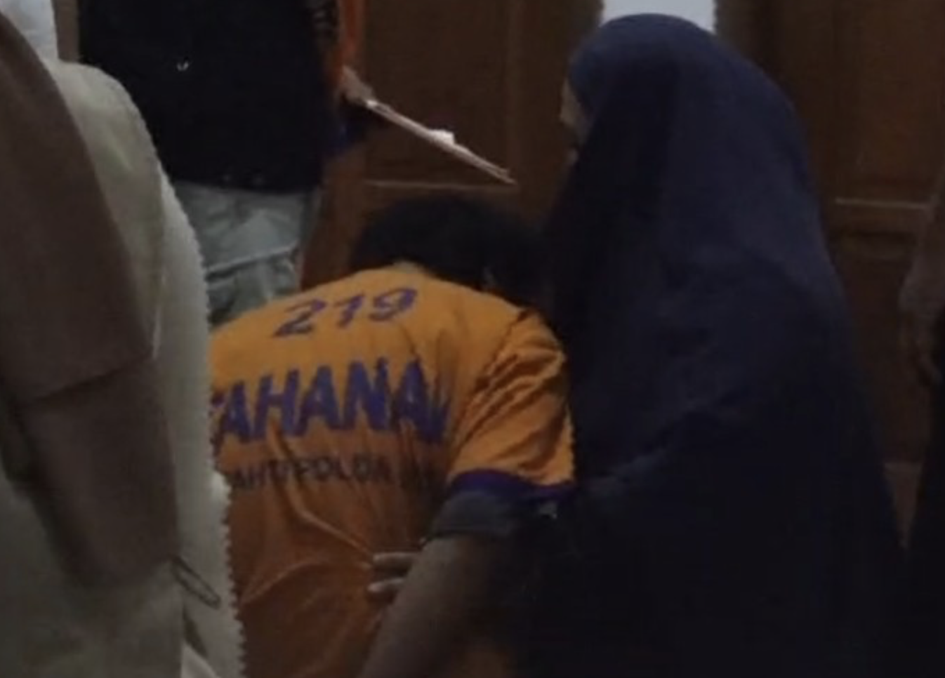 Usai Rekonstruksi Kasus Pembunuhan Ibu dan Anak, Dwi Bagus Bersimpuh di Hadapan Istri Sah