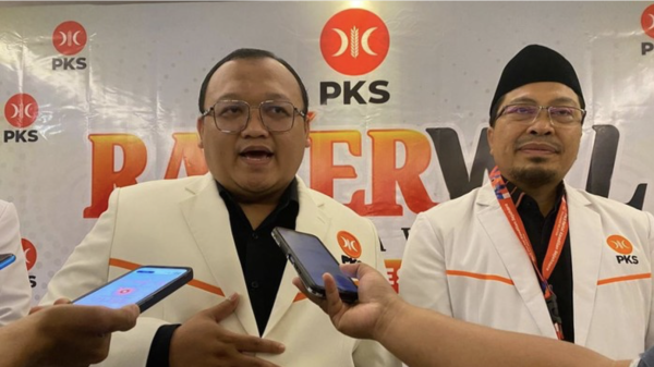 PKS Jalin Komunikasi dengan Hasto Kristiyanto, Polemik Ijazah Gibran Berlanjut ke Ranah Politik PKS Jalin Komunikasi dengan Hasto Kristiyanto, Polemik Ijazah Gibran Berlanjut ke Ranah Politik