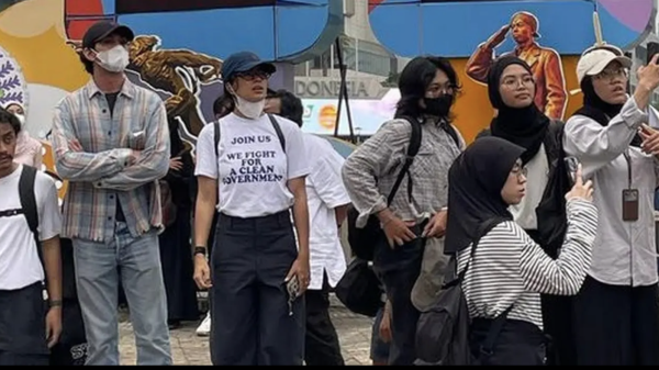 Reza Rahadian dan Eva Celia Ikut Aksi #IndonesiaSadar di Bundaran HI, Suarakan Pentingnya Pemerintahan Bersih