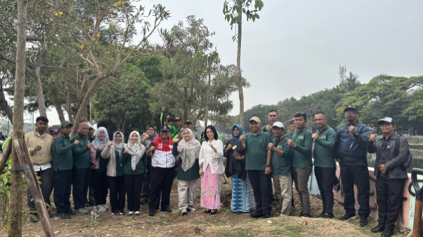 Sepuluh Pohon Tabebuya Merah Muda Warnai Bantaran Kali Sunter, Pemkot Jakarta Utara Perluas Penghijauan
