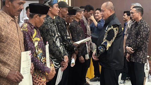 Kementrans Bagikan 194 Sertifikat Tanah kepada Transmigran Padang Tarok