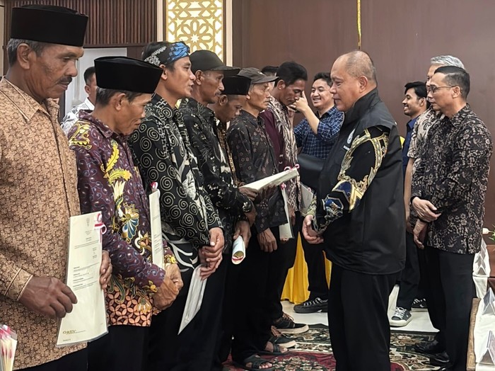 Kementrans Bagikan 194 Sertifikat Tanah kepada Transmigran Padang Tarok