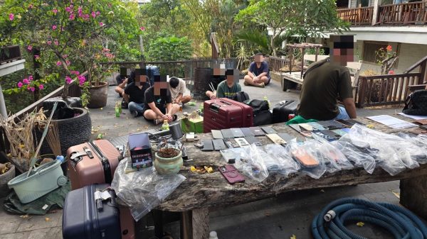 Imigrasi Bali Gerebek Vila Mewah di Kuta Utara, 17 WNA Diduga Terlibat Sindikat Pinjol Ilegal Beromzet Fantastis Imigrasi Bali Gerebek Vila Mewah di Kuta Utara, 17 WNA Diduga Terlibat Sindikat Pinjol Ilegal Beromzet Fantastis