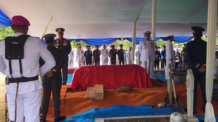 Pemakaman Mantan Panglima TNI Widodo AS di TMP Kalibata Digelar dengan Upacara Militer